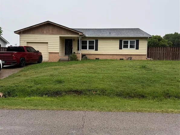 724 E 17th St, Prague, OK 74864