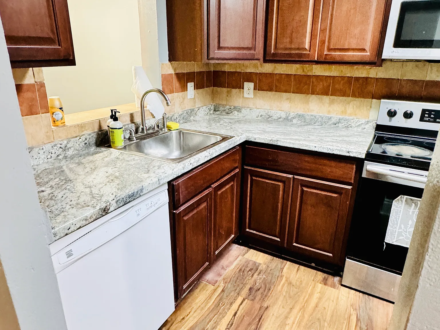 2 bed, 1000 sqft, $1,350 — Photo 2