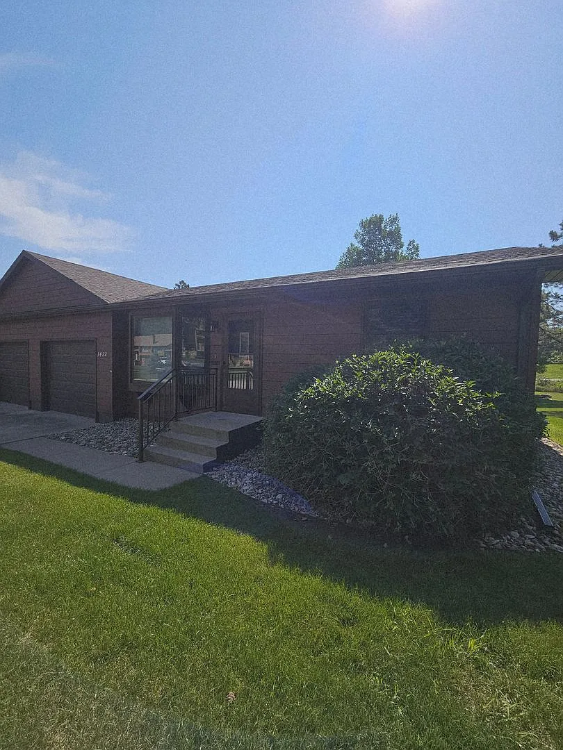 2 Bedroom | 1 Bath | Single Level | Garage | Spacious — Photo 1