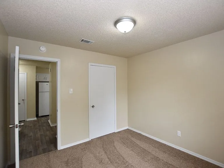 124 Carpenter Ct — Photo 9
