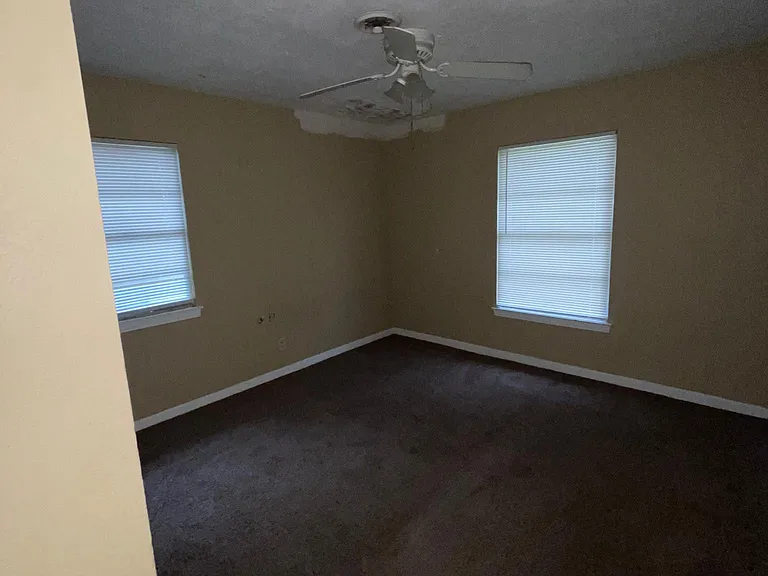 257 Roxton Ln — Photo 9