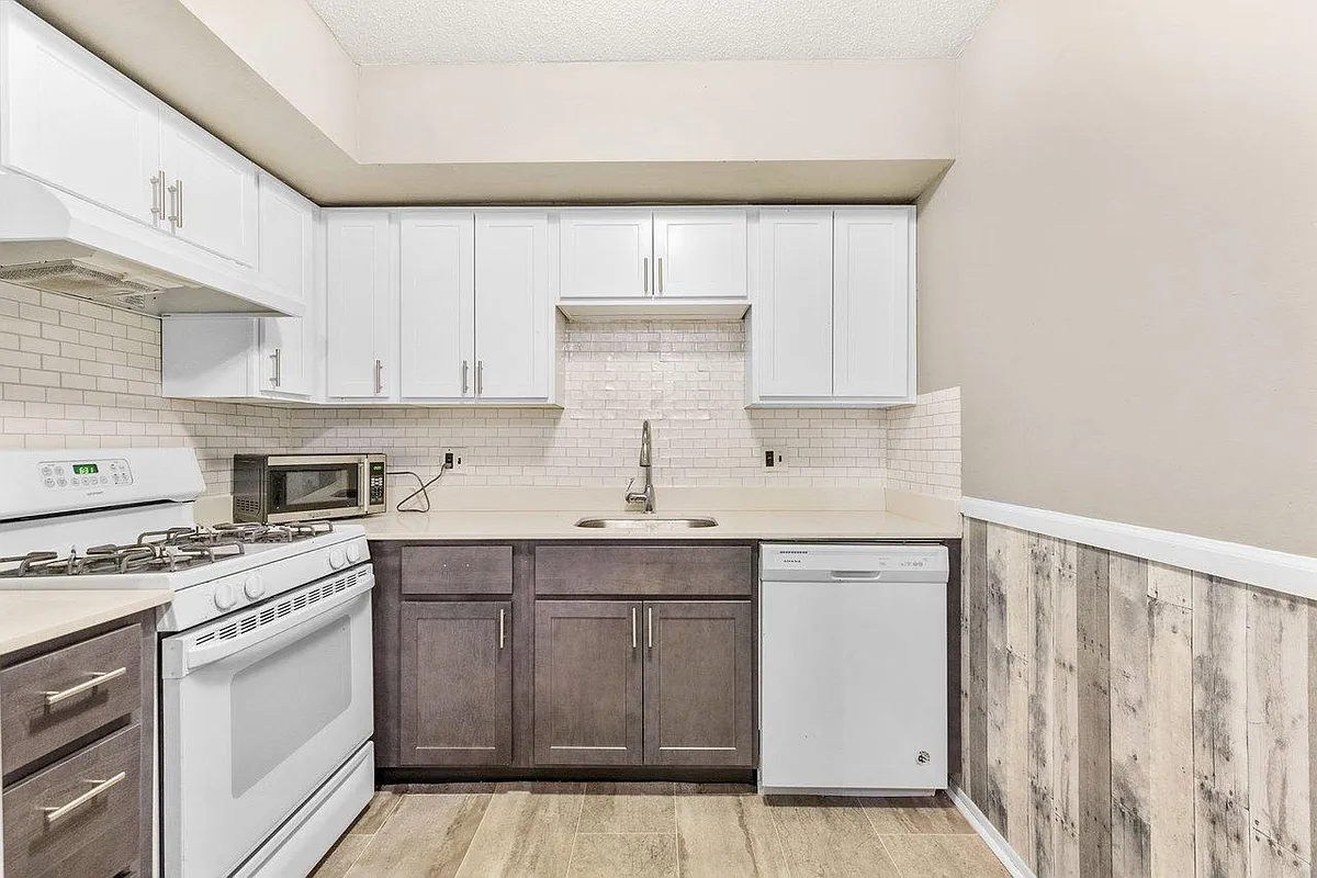 Building Photo - 6215 Hilltop Dr #33