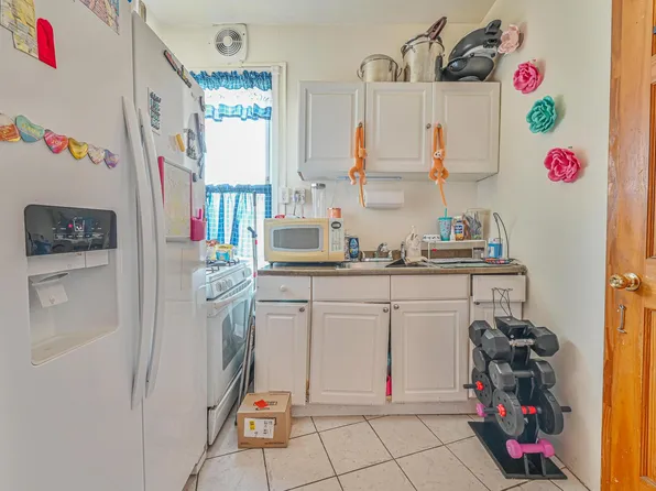 1426 Saint Lawrence Avenue image 12 of 17