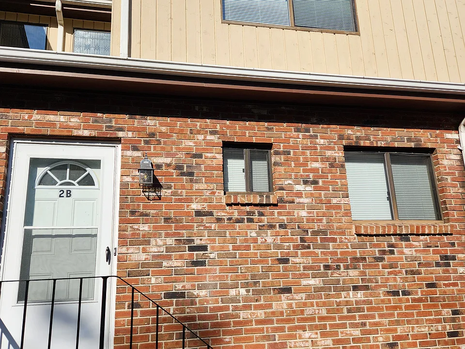 60 Wolfpit Ave #2B