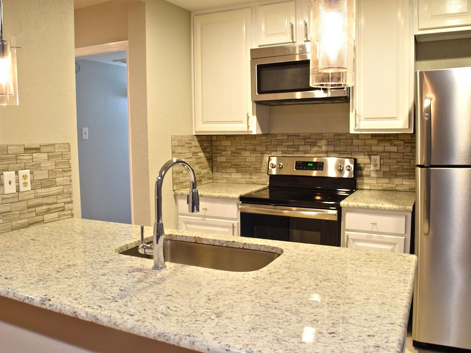 Upgraded Kitchen, cabinets and appliances!