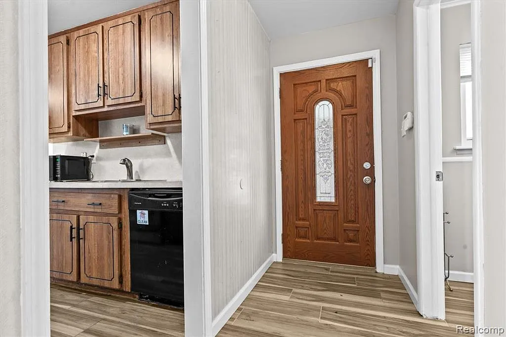 3 bed, 1.5 bath, 1215 sqft, $1,900 — Photo 3