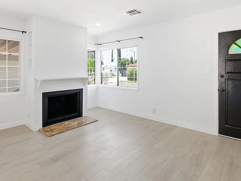17418 Califa St — Photo 3