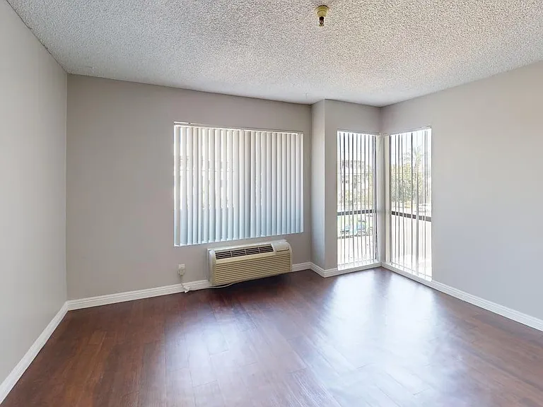 Chateau Regent Apartments — Photo 19