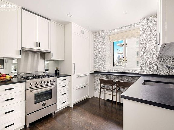 5th image of 200 E 66th St APT B1405