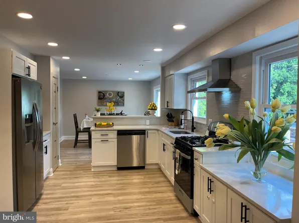 2124 Grey Horse Dr, Warrington, PA 18976