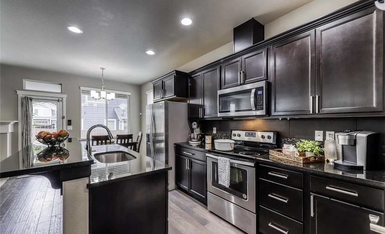 3 bed, 2.5 bath, 2023 sqft, $2,850 — Photo 4