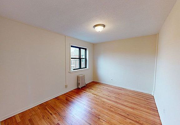 4th image of 20-55 Crescent St #2AA