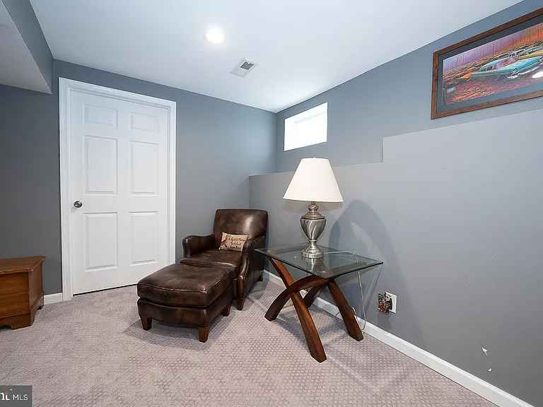 586 Summit St — Photo 37