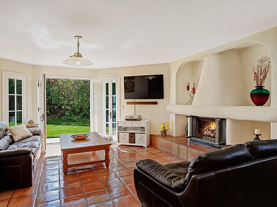Family Room w/fireplace
