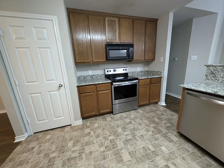 8915 Wild Rose Ln — Photo 7