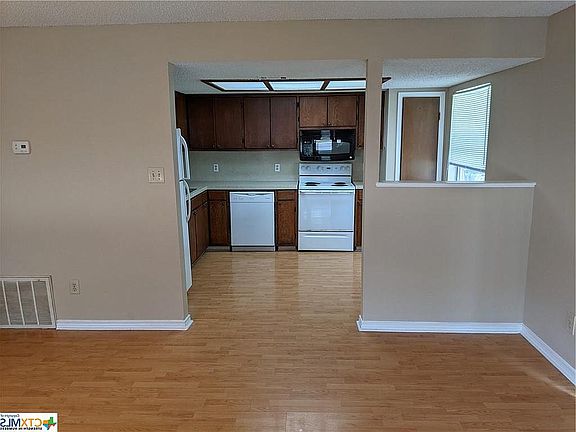 5th image of 302 Craddock Ave