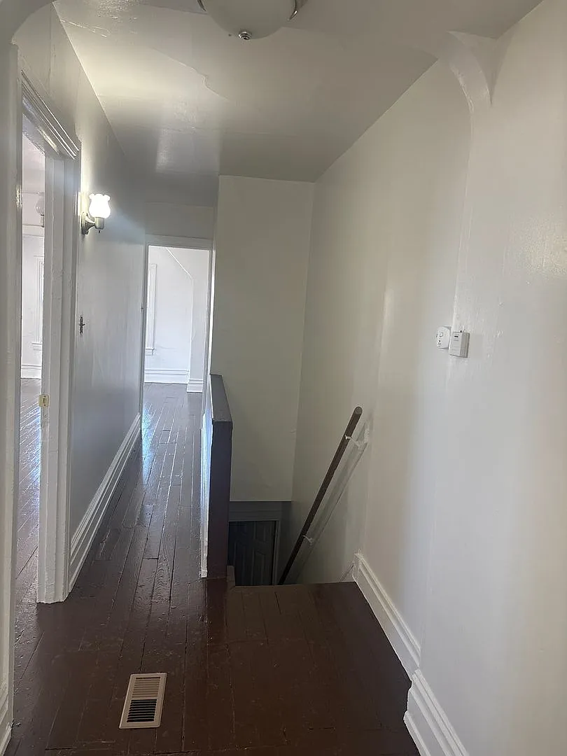 3rd Floor 1 Bedroom Near York College — Photo 3