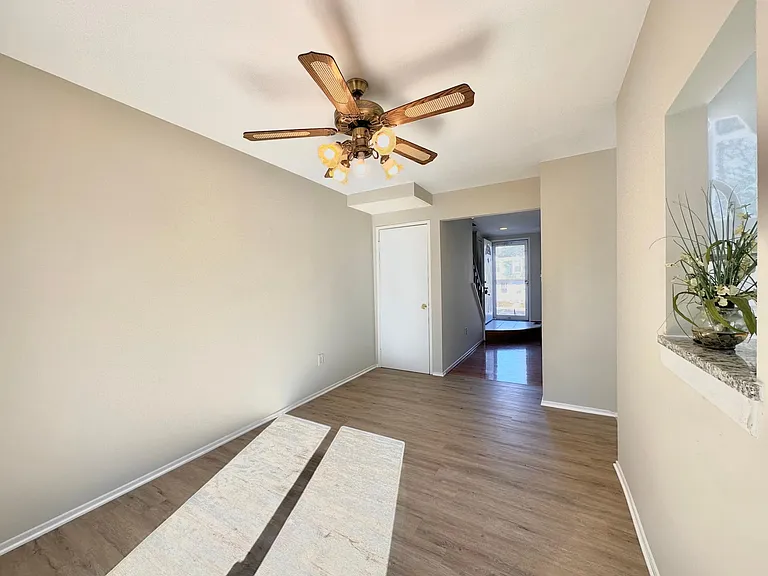 402 Carousel Ct — Photo 15