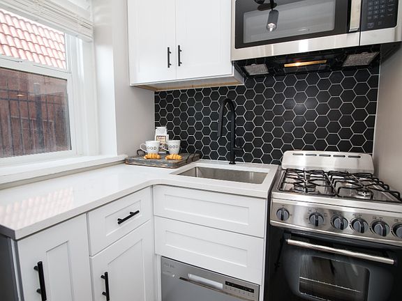 4th image of 1317 N Pearl St #12