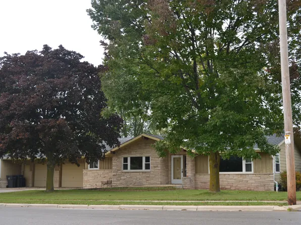 208 Regal Dr, Fredonia, WI 53021