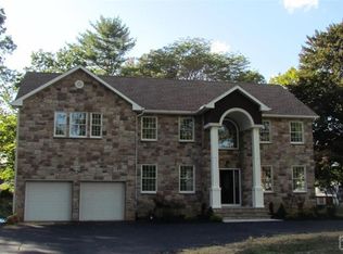 2 Fieldstone Ct, East Brunswick, NJ 08816