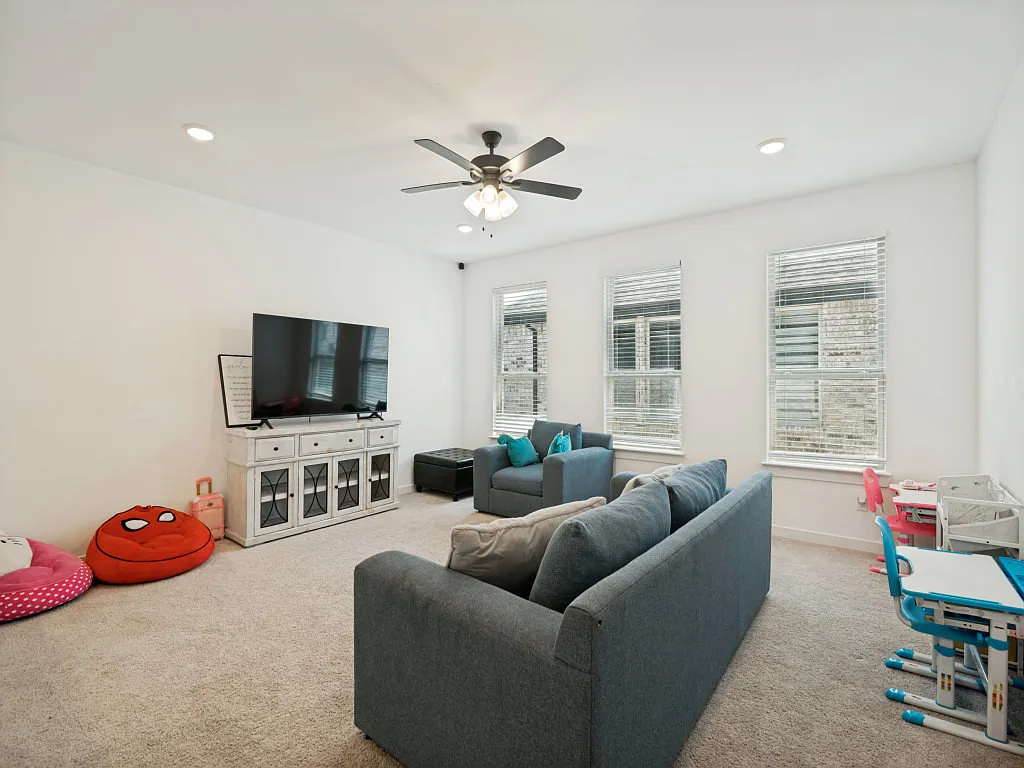 4 bed, 2714 sqft, $2,895 — Photo 4