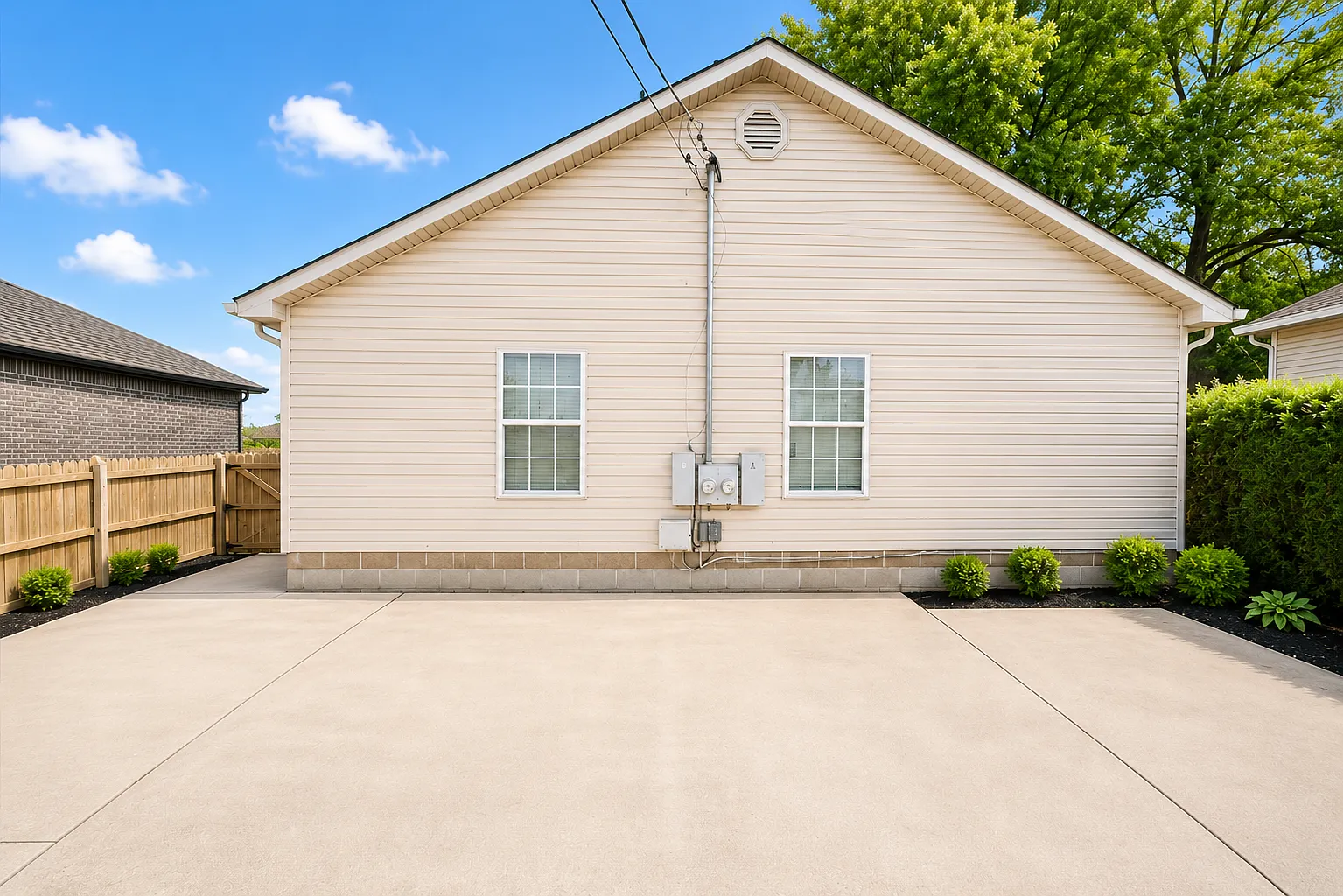 2 bed, 900 sqft, $875 — Photo 1