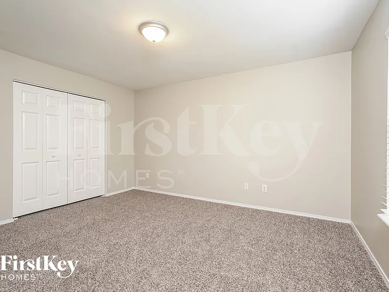 520 Martha Ct — Photo 12