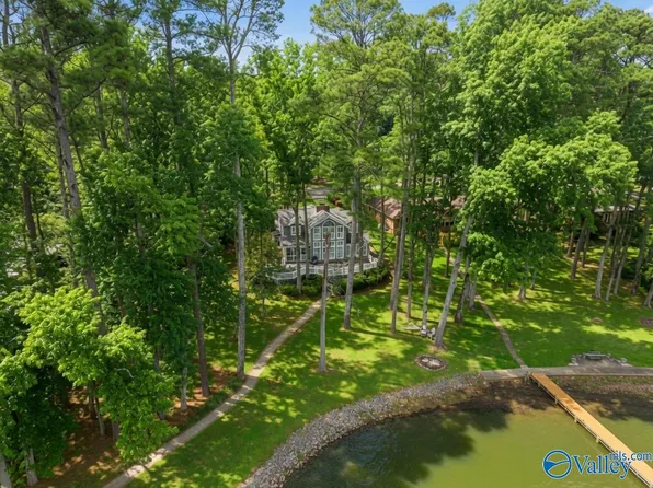 29 Lake Breeze Dr, Guntersville, AL 35976
