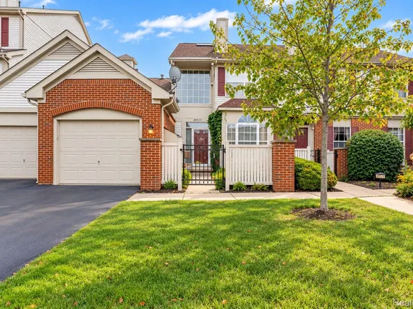 49523 Pointe Xing, Plymouth, MI 48170