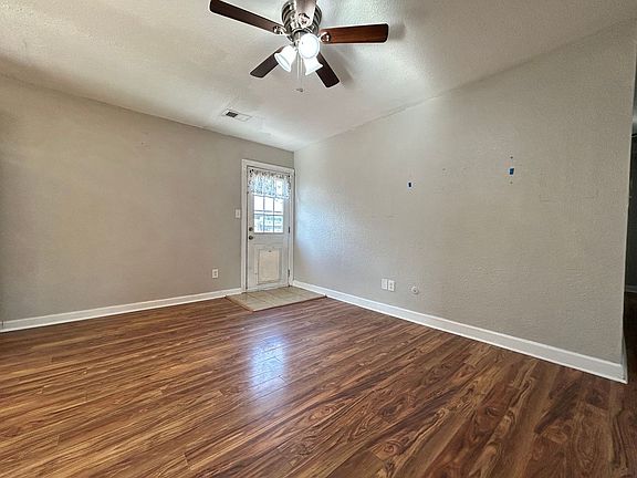 4th image of 1653 Kilt St