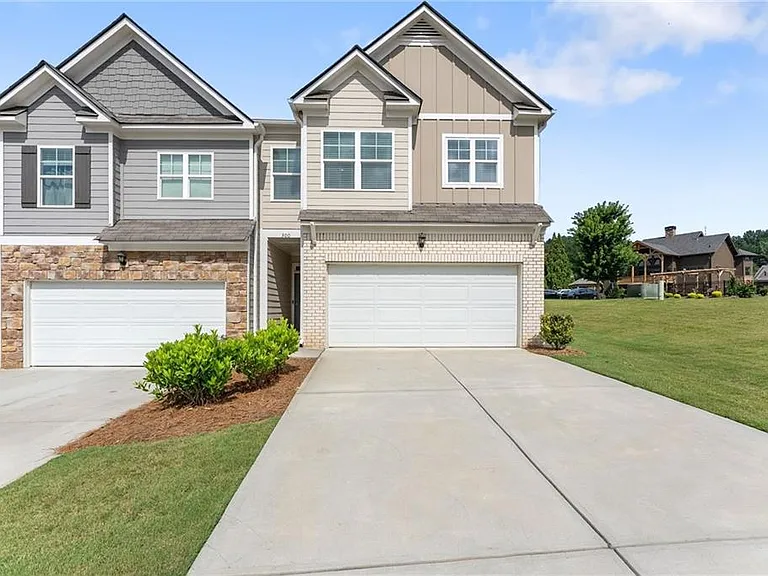 300 Stoneybrook Dr — Photo 1