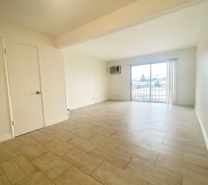 1st image of 16046 Wyandotte St APT 6