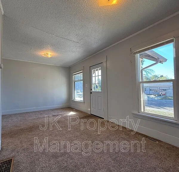 511 33rd St N — Photo 5