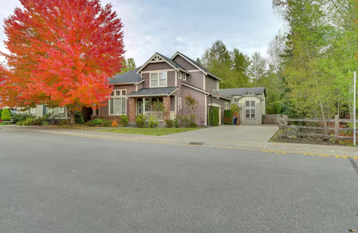 4 bed, 2.5 bath, 2300 sqft, $7,800 — Photo 1