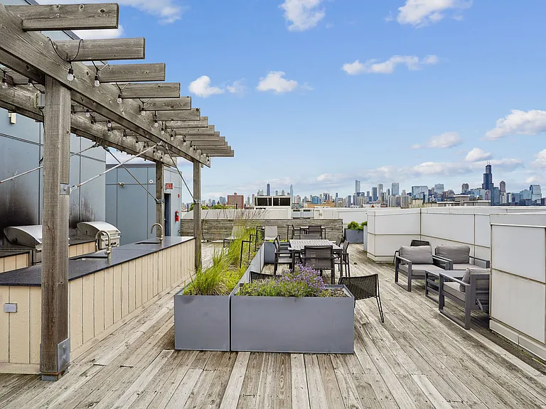 Luxe on Chicago — Photo 13