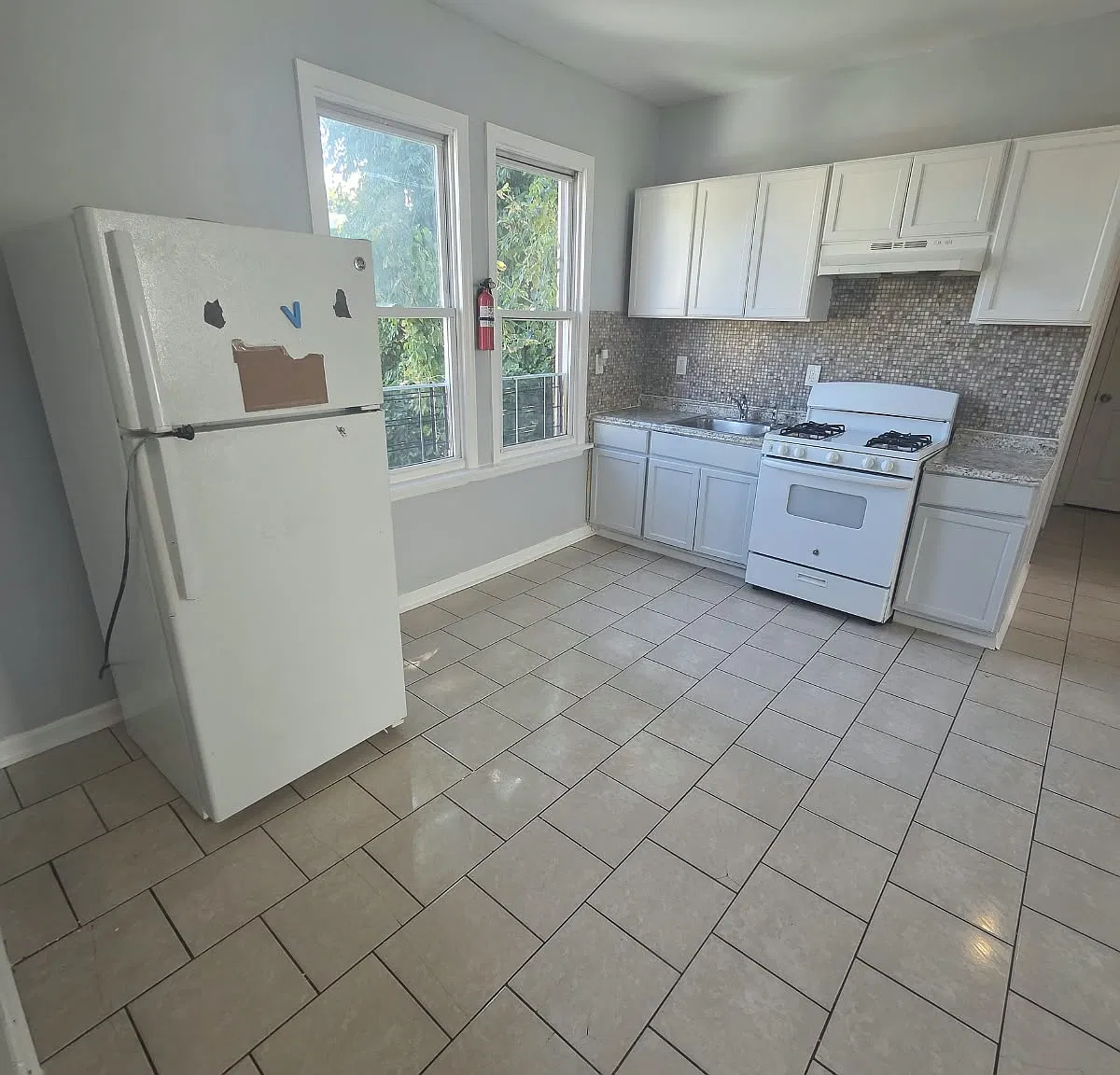 3 bed, 1100 sqft, $1,975 — Photo 2