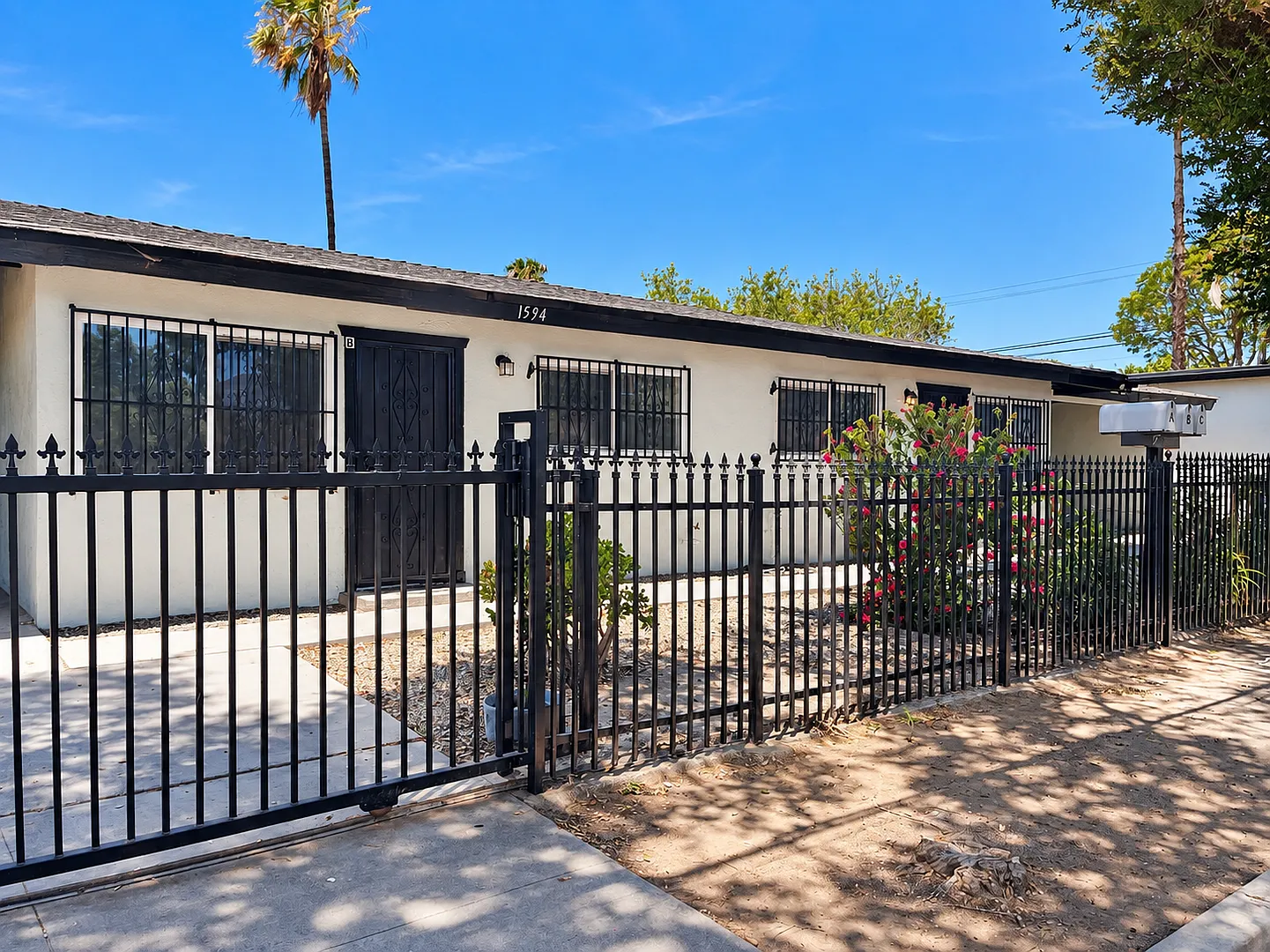RV T 1594 B&C Sepulveda Ave — Photo 3