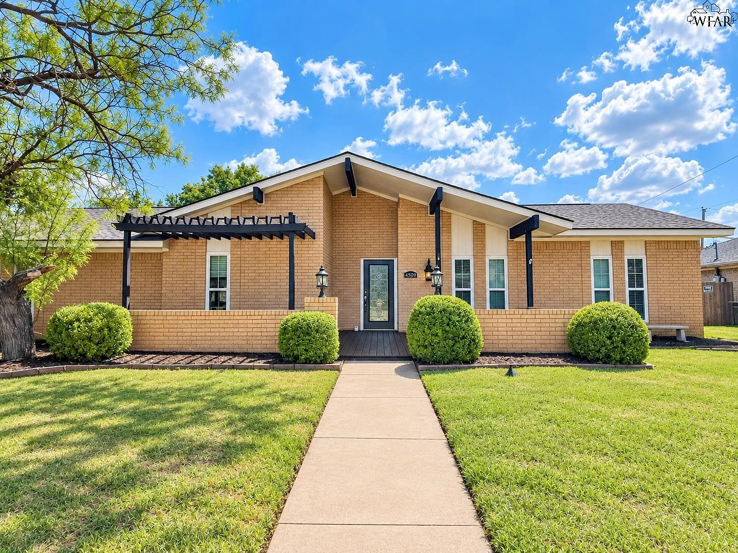 4 bed, 2.5 bath, 2137 sqft, $2,300 — Photo 2