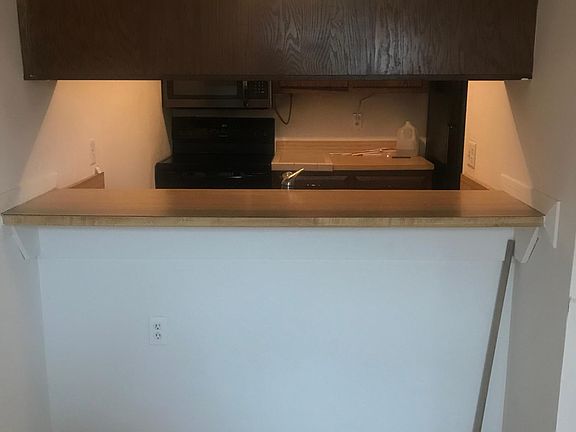 Kitchen countertop overhang into dining area