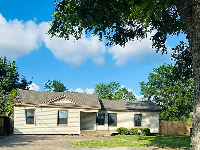 2303 N Cleveland St — Photo 1