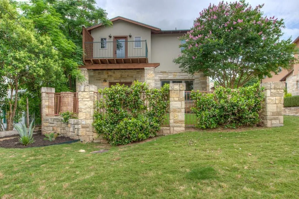 605 Peacock Ln — Photo 1