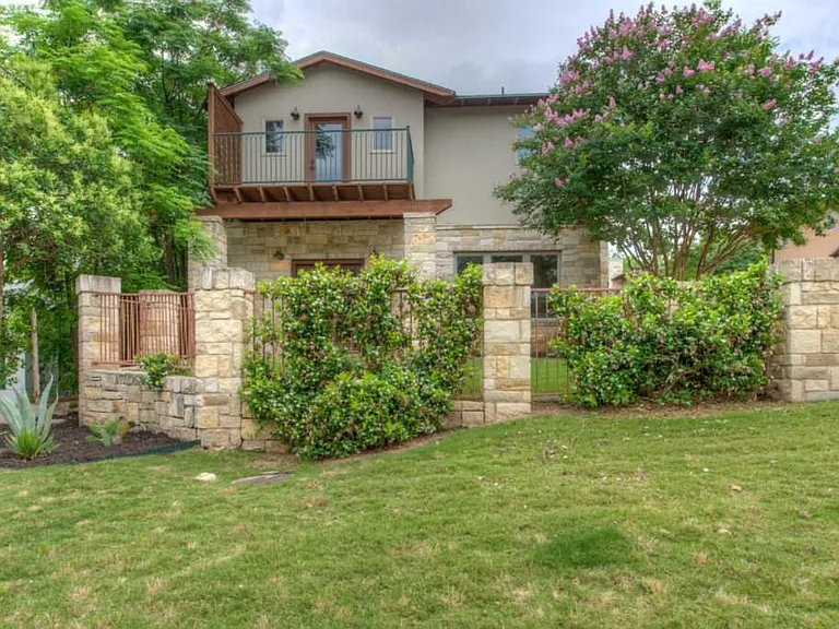 605 Peacock Ln #C — Photo 1