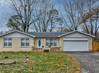 3411 S Pinehurst Ct, Springfield, MO 65807