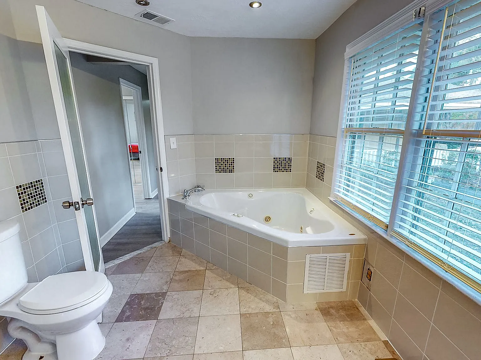 4 bed, 3.0 bath, 3919 sqft, $706 — Photo 4