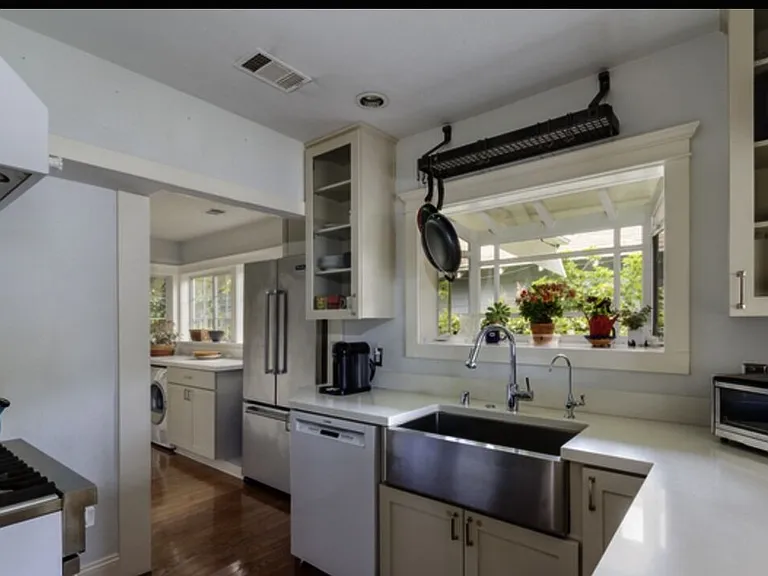 652 Woodlawn Ave — Photo 6