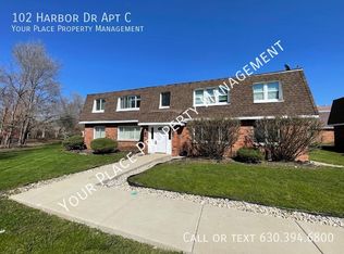 102 Harbor Dr APT C, Oswego, IL 60543