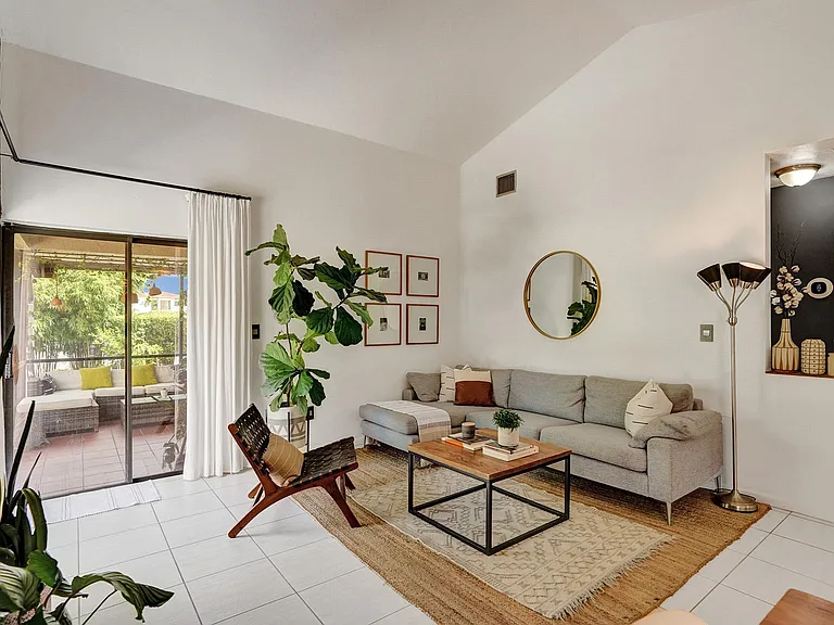 420 SW 113th Ter — Photo 8