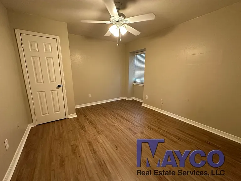 Grand Oaks Apartment Homes — Photo 17