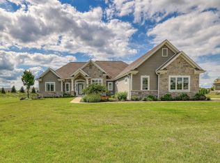 3127 Monona Ct, Oconomowoc, WI 53066